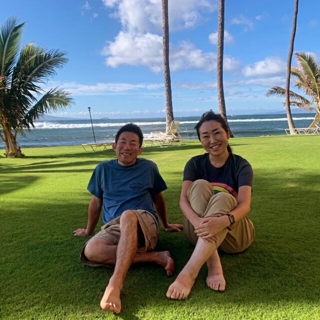 A moment of simplicity and peace—this photo was taken last year in Ma'alaea, Maui. 🌺✨ No fancy outfits, just us being ourselves, surrounded by the beauty of Hawaii.
By chance, we both happened to be wearing T-shirts from Hasegawa General Store in Hana, Maui—a little gem with so much local charm. 🌿
We hope this captures the relaxed, natural vibe we love so much about Hawaii. Sending aloha to everyone! 🌈
昨年、マウイ島マアラエアで撮った一枚。🌺✨ 飾らず、自然体で過ごすひととき。ハワイの美しい景色に包まれて、心からリラックスできる時間でした。
偶然にも、2人ともマウイ島HanaにあるHasegawa General StoreのTシャツを着ていました。ローカル感たっぷりのお店で、とても素敵な場所です。🌿
この写真から、ハワイの穏やかな空気が伝われば嬉しいです。皆さんにアロハをお届けします！🌈

#MauiMemories #AlohaSpirit #HawaiiVibes #HasegawaGeneralStore #IslandLife #NaturalBeauty #SimpleLiving #BeachsideMoments #HawaiianStyle #RelaxAndRecharge
#ヒリウ #hiliu #hula #hawaii #maui #ヒロせきね #aloha