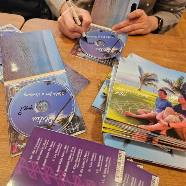 I signed a lot of copies of our new CD, Aloha for a Century! ✨ I hope this music reaches someone's heart and brings warmth to their soul. This album is a tribute to the beauty of Hawaiian melodies, passed down through generations. May it bring you a sense of aloha, no matter where you are in the world.
新しいCD Aloha for a Century にたくさんサインを入れました✨
この音楽が、誰かの心に届き、温かさをもたらしますように。
世代を超えて受け継がれてきたハワイのメロディーを大切に紡いだアルバムです。
世界中のどこにいても、この音楽がアロハの心を届けられますように。
#AlohaForACentury #Hiliu #HawaiianMusic #NewAlbum #CDSigning #MusicWithAloha #HawaiianLegacy #心に届きますように #アロハの心 #ハワイアンミュージック #ヒリウ