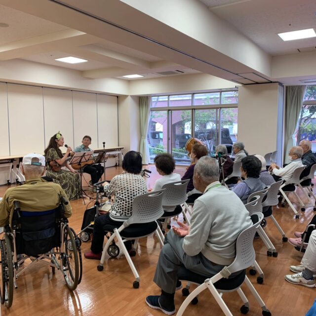 We visited a nursing home today and sang for the residents.
Their warm smiles and applause gave us so much joy and energy in return.
We’re already looking forward to the next visit!
今日はナーシングホームを訪問し、入所者の皆さんに歌を届けてきました。
笑顔や拍手で迎えてくださり、私たちの方が元気をいただきました。
また伺える日を楽しみにしています。
#ナーシングホーム訪問 #慰問活動 #音楽の力 #歌のプレゼント #高齢者支援 #nursinghomevisit #musicheals #communitycare #singingforseniors #spreadingjoy #volunteer活動 #ボランティア #ヒリウ #hiliu