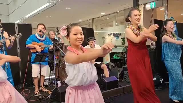 At the Hiroo Plaza event, Hiliu performed “Hilo March,” and our students danced beautifully to the music. It was a heartwarming moment where music and hula came together in harmony.
Mahalo to everyone who came to support us!
Hiliuが広尾プラザのイベント、広尾ハワイアンデイズで「ヒロマーチ」を演奏し、生徒たちが素晴らしいフラを披露してくれました。
音楽と踊りがひとつになった、心温まる時間でした。応援してくださった皆さま、ありがとうございました！
#Hiliu #HiloMarch #フラダンス #広尾プラザ #HulaDance #HawaiianMusic #AlohaSpirit #HiliuLive #HulaWithLove #広尾ハワイアンデイズ #HirooPlaza #HawaiianCulture #ヒリウ
#hiroohawaiiandays