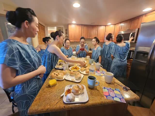Let's eat and hula #hirosekine #Hula #maui