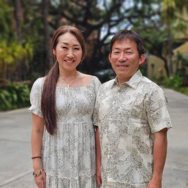 今回のハワイ滞在で、Angels by the Sea Hawaiiに素敵な衣装をご用意いただきました。このワンピースとアロハシャツとともに、ビーチでの撮影や、新しい作品づくりへ。
大切に着させていただきます。Mahalo 🤍

During our stay in Hawaiʻi,
we were honored to receive beautiful outfits from Angels by the Sea Hawaii.With these pieces, we’ll create new moments—
on the beach, and in our music.
Mahalo for your kindness 🤍
⁡⁡@angelsbythesea #anglsbythesea⁡
#Hiliu
#HawaiiMusic
#メリーモナーク
⁡#ヒロせきね