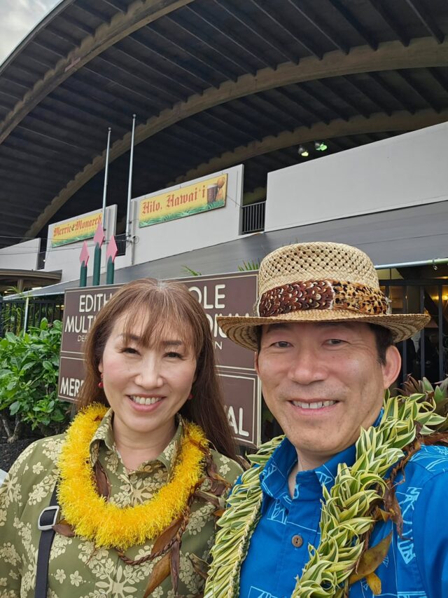 At Merrie Monarch Festival,
Grateful just to be here.⁡
⁡メリーモナークへ、この場所に来られたことに感謝。⁡
⁡#hula # merriemonarch #kahiko #hawaii