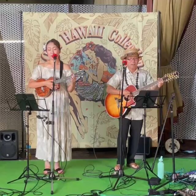 横浜・大さん橋ホールで開催された
Love Hawaii Collection Summer 2026。

Hiliuのミニステージでは、20分間のステージ。この動画は「Ka Uluwehi O Ke Kai」をメレフラで演奏した時の模様🌿🌊

演奏に合わせて、2名の方が一緒に踊ってくださいました。
そのうちのお一人は、台湾から来場されたお客様でした。

初めて出会った人たちが、音楽とフラを通して自然につながる——
メレフラならではの、温かく楽しいひとときとなりました。

一緒に踊ってくださったお二人、
そして会場で聴いてくださった皆さま、
ありがとうございました！

At the Hiliu mini stage during
Love Hawaii Collection Summer 2026
at Osanbashi Hall in Yokohama,
we performed 20 minutes include “Ka Uluwehi O Ke Kai” for mele hula. 🌿🌊

Two guests joined us and danced to our live music.
One of them was a visitor from Taiwan!

It was a warm and joyful moment, as people meeting for the first time connected naturally through Hawaiian music and hula.

Mahalo to the two dancers who joined us,
and to everyone who enjoyed the performance!

#Hiliu
#ヒリウ
#KaUluwehiOKeKai
#メレフラ
#MeleHula
#HawaiianMusic
#ハワイアンミュージック
#LiveHawaiianMusic
#Hula
#フラ
#MeleHulaTime
#MusicConnectsUs
#HulaConnectsUs
#Taiwan
#台湾
#LoveHawaiiCollection
#LoveHawaiiCollectionSummer
#ラブハワイ
#OsanbashiHall
#大さん橋ホール
#Yokohama
#横浜
#HiroSekine
#ヒロせきね
#いとうゆり